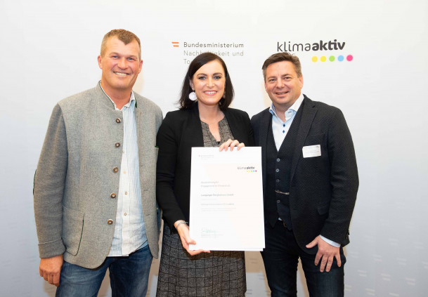 Vertreter der Region Saalfelden-Leogang mit Ministerin Köstinger mit der Klima-Aktiv-Auszeichnung